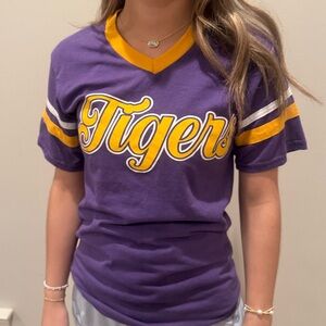 Vintage LSU TIGERS banded v-neck t-shirt EUC